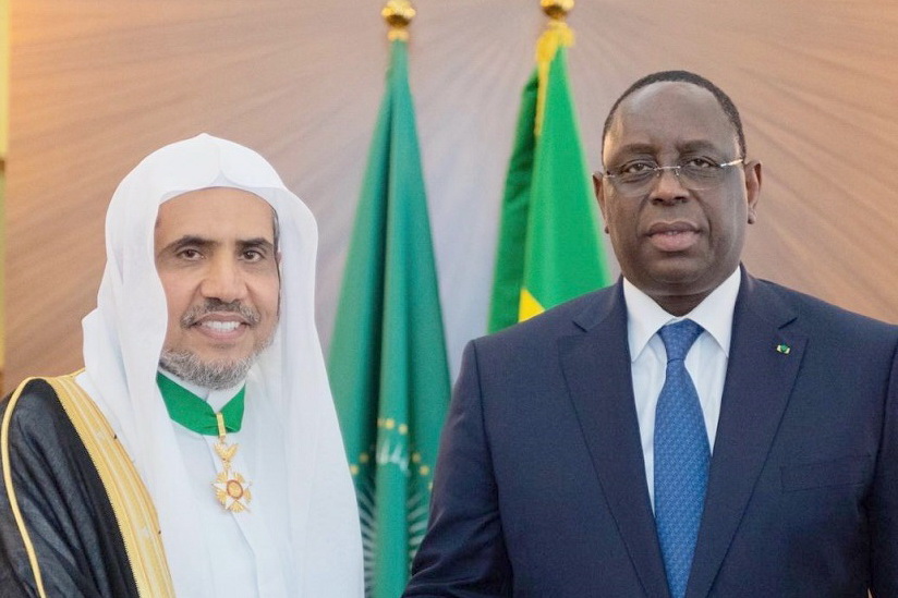 فخامة الرئيس السنغالي يمنح معالي الشيخ د. محمد العيسى وسام الدولة الأكبر