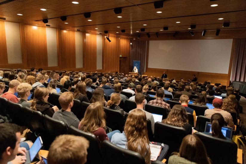 L’administration de l’université de Utah reçoit le D.Mohammad Alissa pour une conférence, lui remet l’emblème de l’Université et organise un repas à cet occasion.