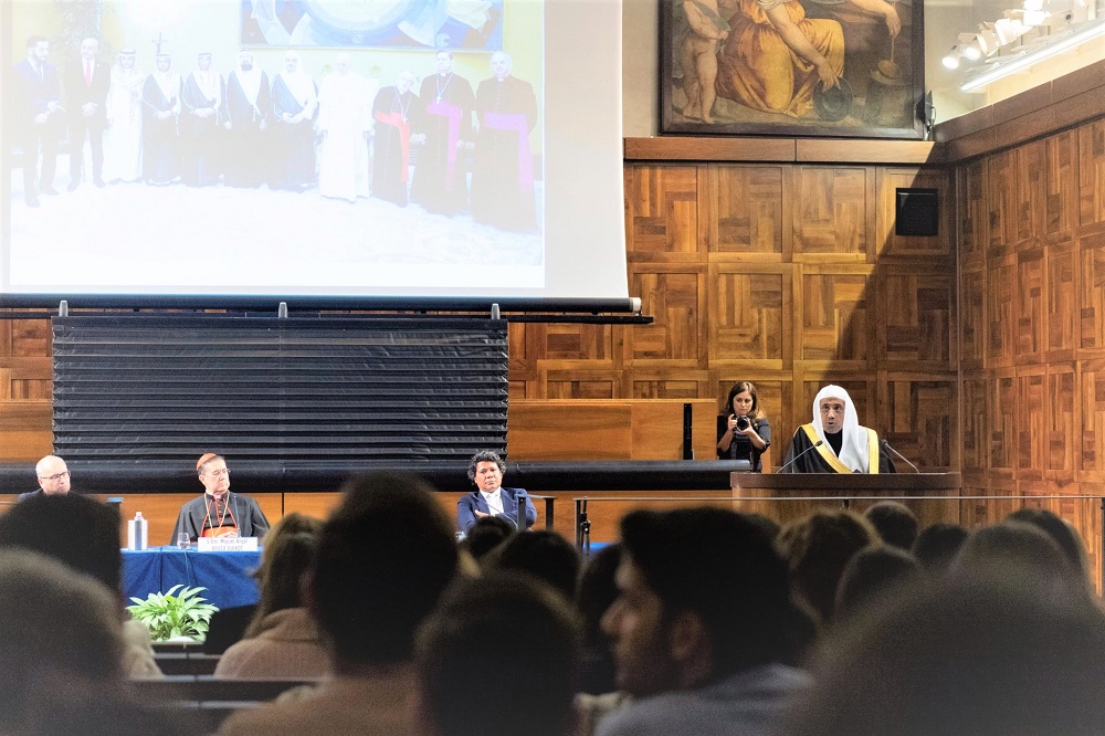 ڈاکٹر محمد العیسی کیتھولک یونیورسٹی سے خطاب کرتے ہوئے: