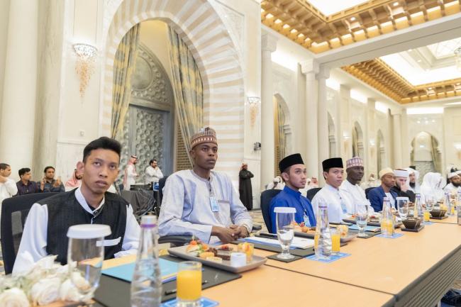 عزت مآب شیخ ڈاکٹر محمد العیسی ”دو وحیوں کی خدمت“سمپوزیم کے افتتاح سے خطاب کرتے ہوئے