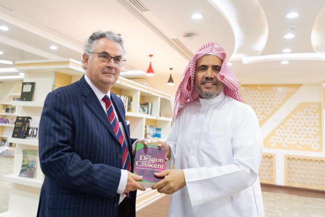 عزت مآب شیخ ڈاکٹر محمد العیسی نے یونیورسٹی آف ویلزکےڈائریکٹر پروفیسر میڈوین ہیوز اور انکے ہمراہ وفد کا استقبال کیا