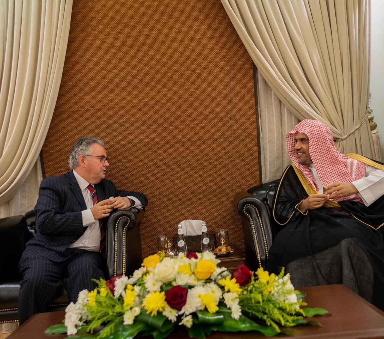 عزت مآب شیخ ڈاکٹر محمد العیسی نے یونیورسٹی آف ویلزکےڈائریکٹر پروفیسر میڈوین ہیوز اور انکے ہمراہ وفد کا استقبال کیا