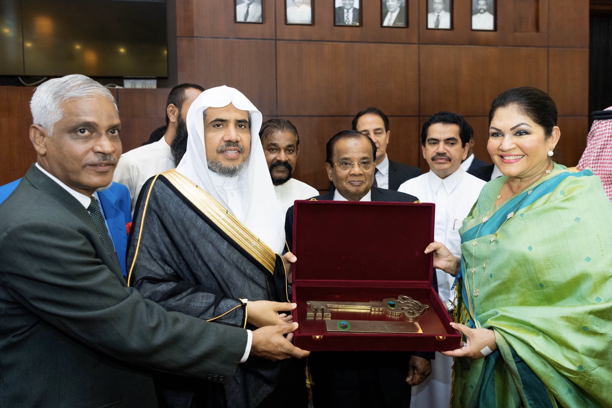Along with dignitaries and members of the diplomatic corps in attendance, The Mayor of Colombo welcomes His Excellency Sheikh Dr. Mohammad Alissa and hands him the key to the capital.