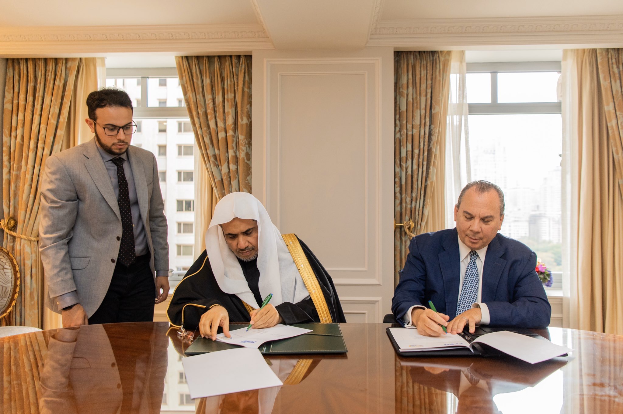 ڈاکٹر محمد العیسی نے تنظیم کے صدر ربی مارک شنائر سے ملاقات کی