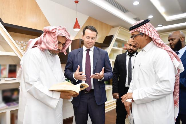 ‎ریاست ہائے متحدہ امریکہ کے انسدادِ دہشت گردی کے لئے قومی سلامتی کے امور کے ڈائریکٹر جوئی فرانسیسکو نے کل شام ‫ریاض‬ میں عزت مآب شیخ ڈاکٹر ‫محمد العیسی‬ سے ملاقات کی