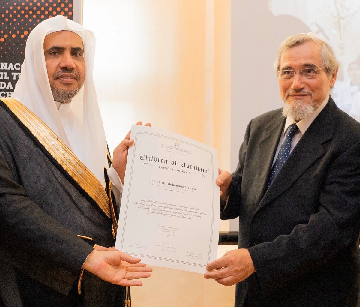 L’école italienne Florence pour le dialogue remet à cheikh Alissa le diplôme du mérite international pour le dialogue et le gouverneur de Rimini lui a remis la médaille de la ville.
