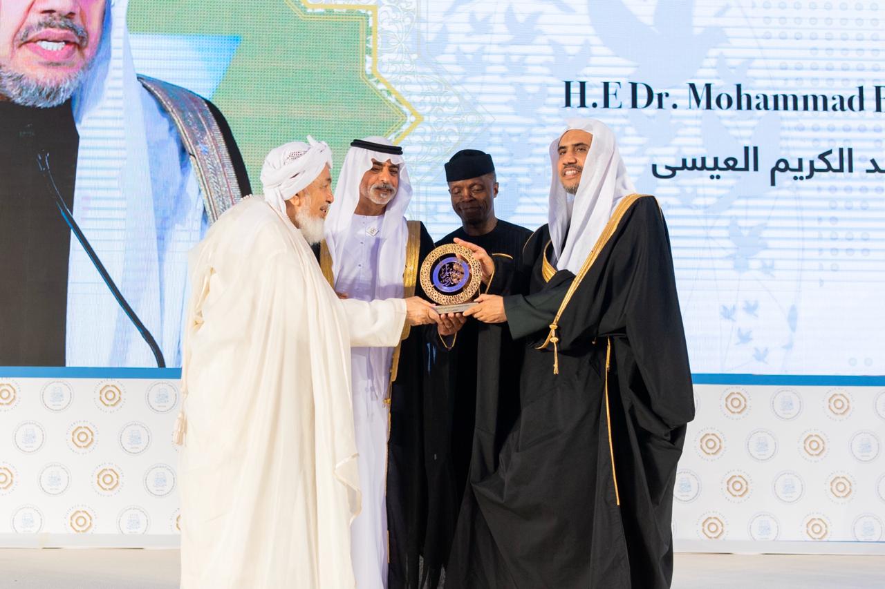 Durant une cérémonie officielle le Ministre émirati de la tolérance remet à Mohammad Alissa le prix de la promotion de la paix