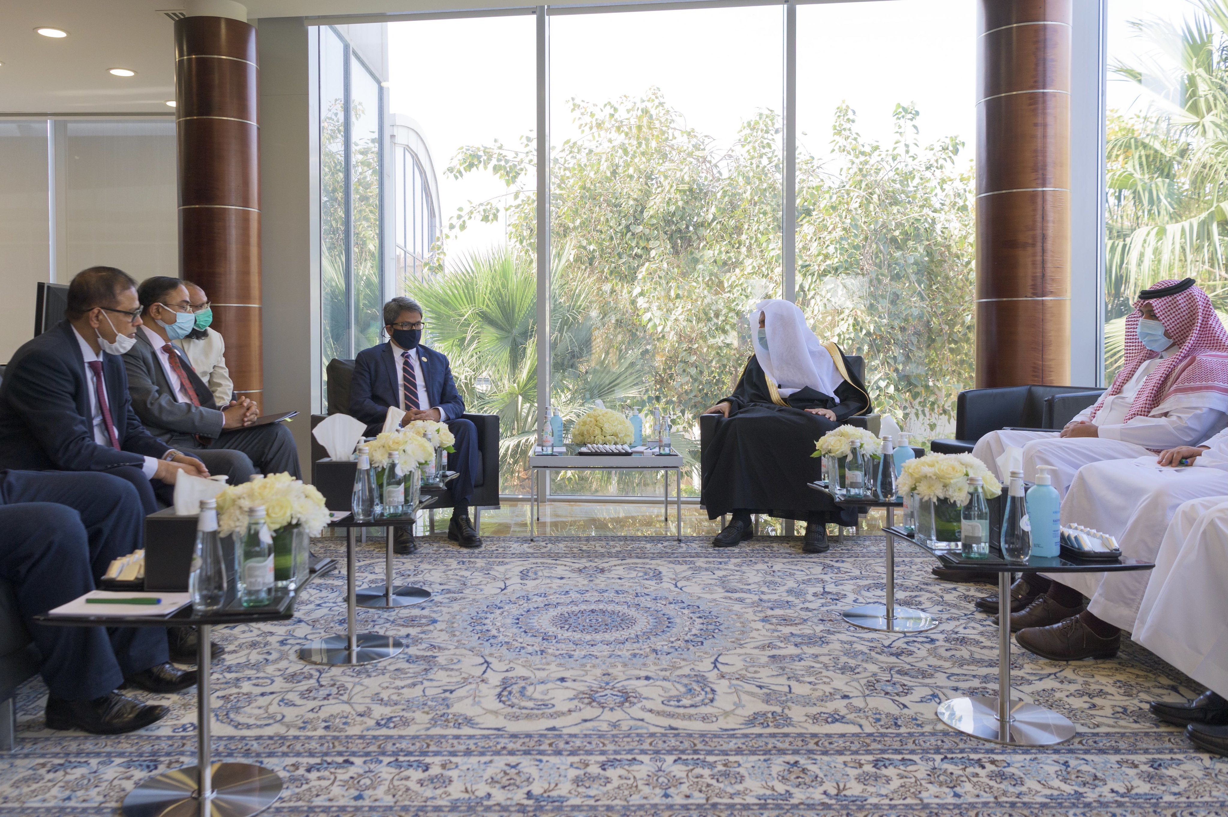 استقبل معالي الشيخ د. محمد العيسى بمكتبه معالي وزير الخارجية في جمهورية بنغلادش السيد محمد شهريار