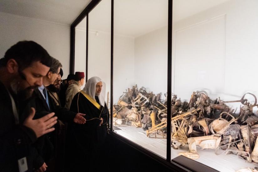 معالي د. ⁧‫محمد العيسى‬⁩ خلال زيارته لمواقع الإبادة في ⁧‫البوسنة والهرسك‬⁩ و ⁧‫أوشفيتز‬⁩ : ببولندا نؤكد تجريمنا الشديد لتلك الفضائع الوحشية