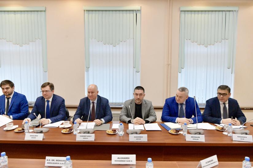 شیخ ڈاکٹر محمد العیسی اور روسی وزیرِ قفقاز امور، روسی فیڈریشن اور اسلامی دنیا کے درمیان تعاون کی کوششوں پر اظہارِ خیال کررہے ہیں