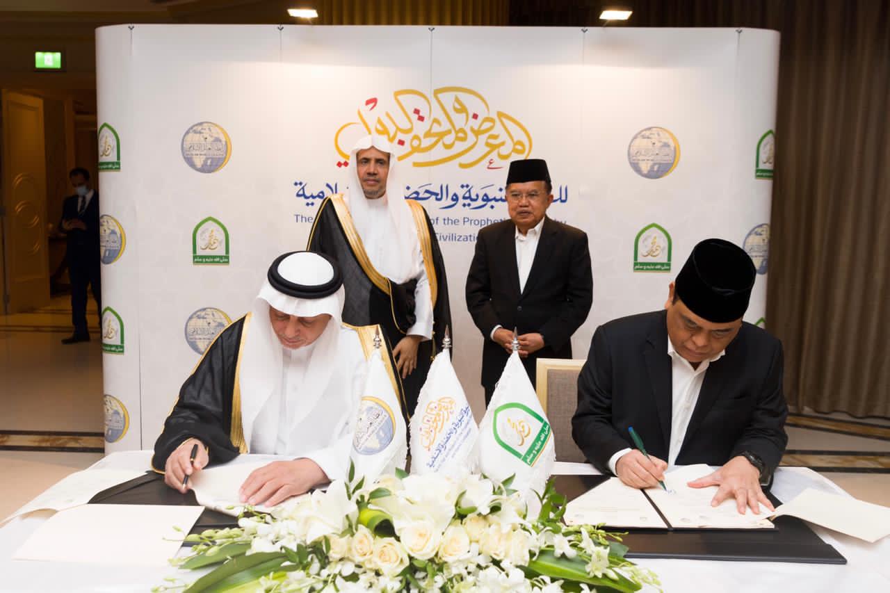 Dr. Al-Issa and the former Indonesian Vice President, during the signing of an agreement to launch museums and exhibitions of the Prophet's biography in Indonesia.