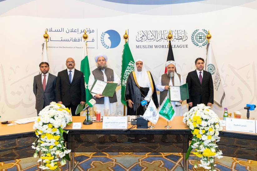حرم مکی کے جوار میں پاکستان اور افغانستان کے نامور علمائے کرام افغانستان میں قیام امن کے لئے تاریخی افغانستان امن اعلامیہ پر دستخط کررہے ہیں