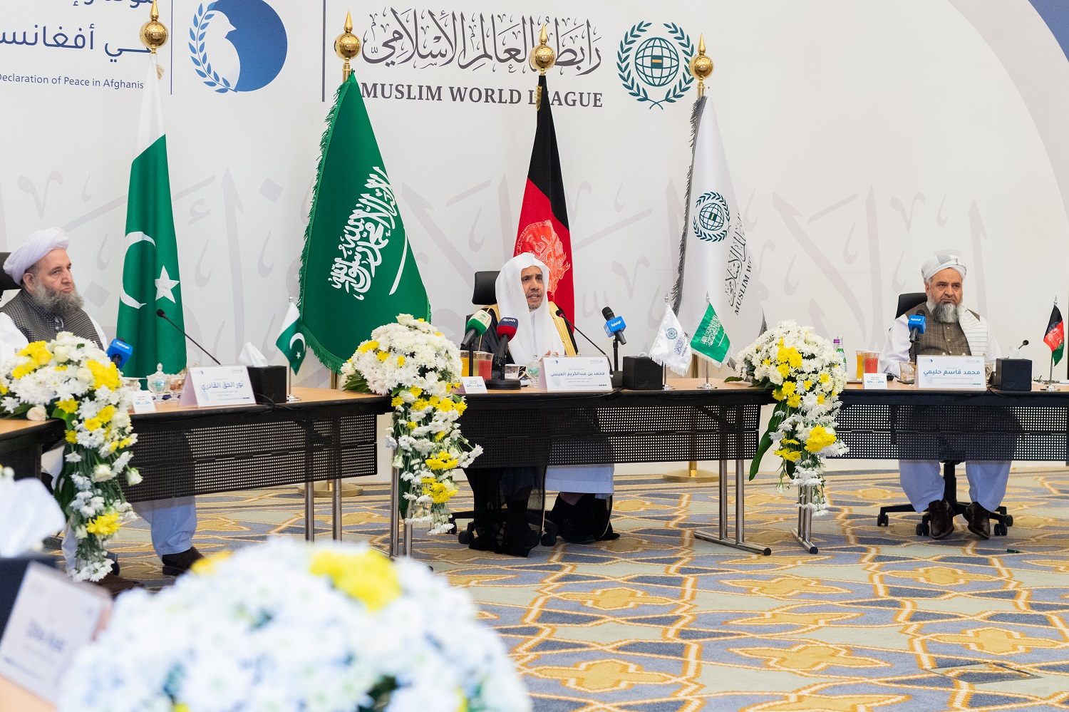 Senior Scholars of Pakistan and Afghanistan sign the "Declaration of Peace in Afghanistan" in the vicinity of the Haram Grand Mosque