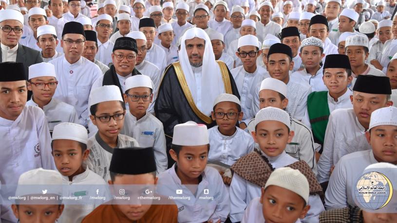 During his visit to Indonesia, HE the Secretary General met the students of the Holy Quran memorization schools to open new memorization schools.