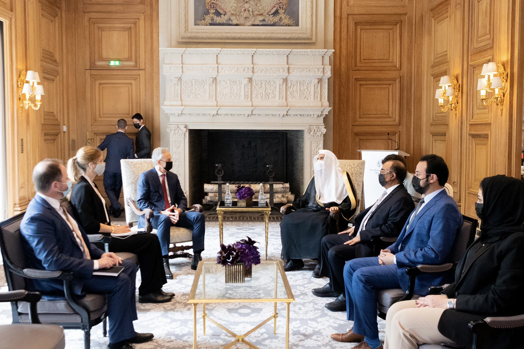 معالي الشيخ د. محمد العيسى يلتقي رئيس الوزراء البريطاني السابق السيد توني بلير