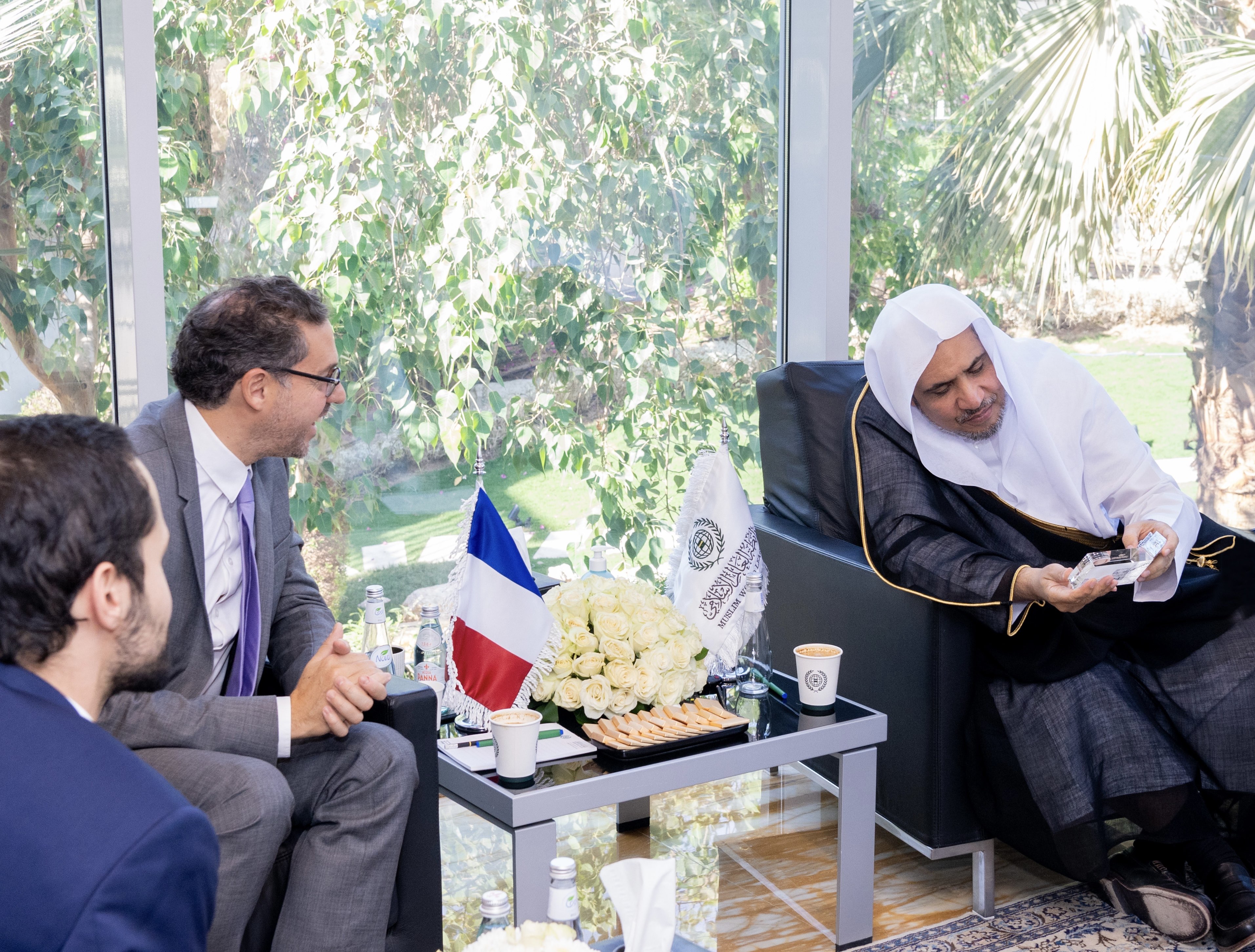 استقبل معالي الشيخ د. محمد العيسى اليوم سعادة سفير فرنسا لمنطقة البحر الأبيض المتوسط السيد كريم أملال