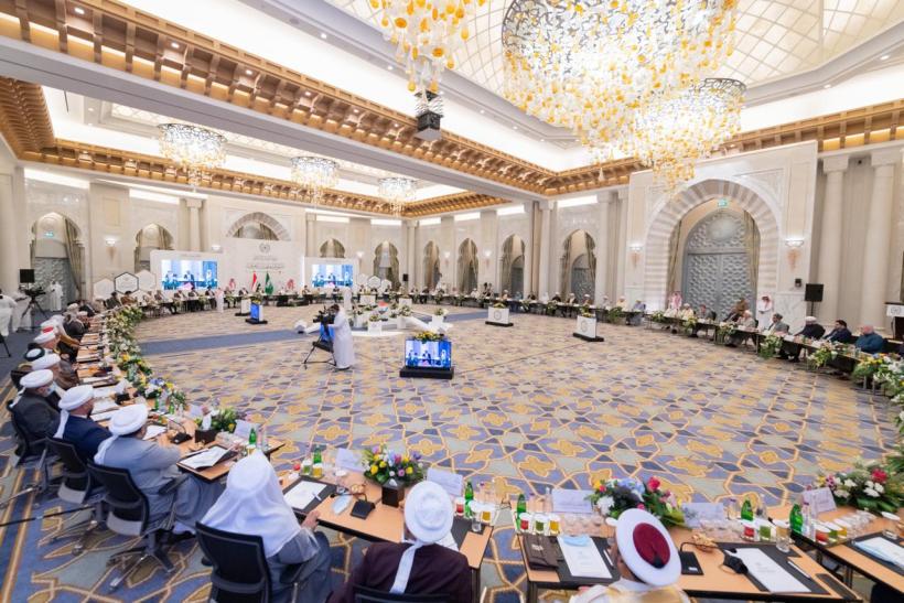 د. العيسى مجددا التأكيد: ليس بين السنة والشيعة إلا التفاهم الأخوي والتعاون والتكامل