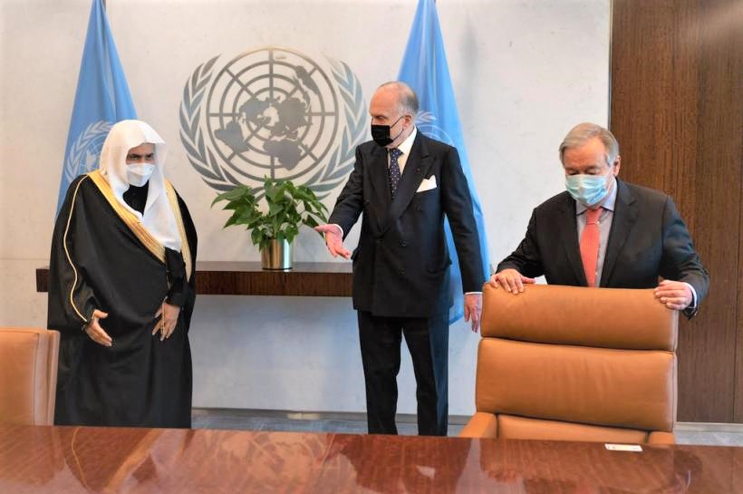 اقوام متحدہ کے سیکرٹری جنرل، نیویارک میں اقوام متحدہ کے ہیڈکوارٹر میں سیکرٹری جنرل عزت مآب شیخ ڈاکٹر محمد العیسی کا خیر مقدم کررہے ہیں