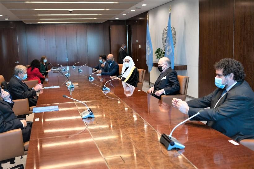 اقوام متحدہ کے سیکرٹری جنرل، نیویارک میں اقوام متحدہ کے ہیڈکوارٹر میں سیکرٹری جنرل عزت مآب شیخ ڈاکٹر محمد العیسی کا خیر مقدم کررہے ہیں