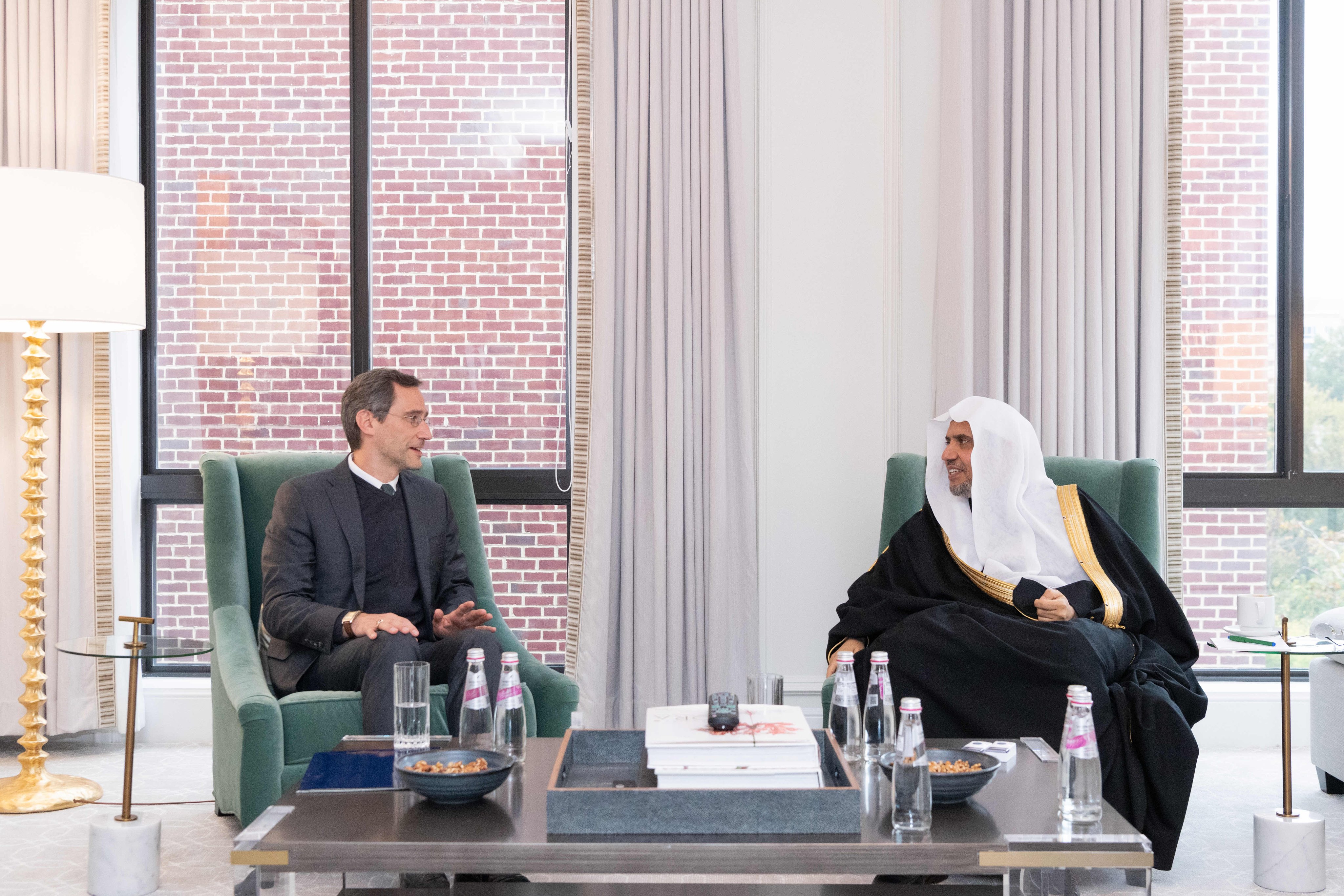 استقبل معالي الشيخ د. محمد العيسى في مقر إقامته بواشنطن معالي المساعد الأول لوزير الخارجية الأمريكي لشؤون الشرق الأدنى السيد جوي هود