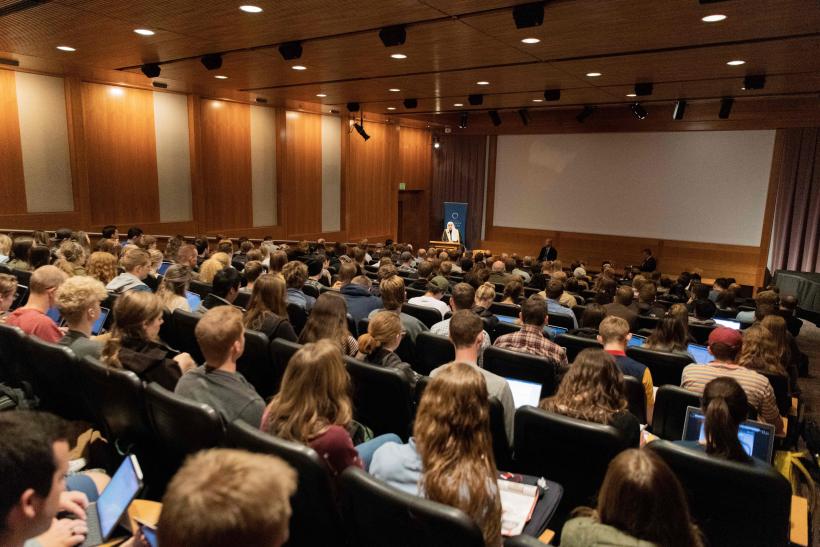 اسلامی دنیا کے اندر اور باہر رابطہ عالم اسلامی ماحولیاتی مسائل کے بارے میں شعور اور بات چیت کے فروغ اور خالق کے تحائف  کے ضیاع اورتباہی سے حفاظت کو اپنی ذمہ داری مانتے ہوئے