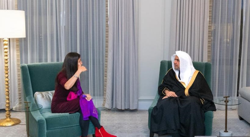 ڈاکٹر محمد العیسی نے دارالحکومت واشنگٹن میں اپنی رہائش گاہ پر ڈیموکریٹک کانگریس کی رکن ٹریسا فرنانڈیز کا استقبال کیا