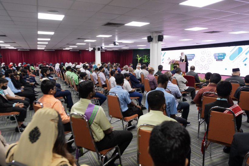 En présence du Vice-président, de ministres et d’académiciens et de jeunes Mohammad Alissa a tenu une conférence  aux Ministère des affaires musulmanes des Maldives.