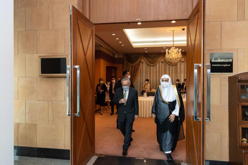 تلبية لدعوة من الحكومة التايلندية تتضمن اللقاء برئيس الوزراء، ورئيس البرلمان، وبعض الوزراء، وقيادات أتباع الأديان