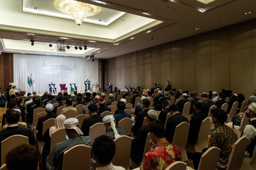 جامعہ فطانی کی جانب سے ڈاکٹر العیسی کے لئے اسلامی میدان میں خدمات کے اعتراف میں اعزازی ڈاکٹریٹ کی ڈگری