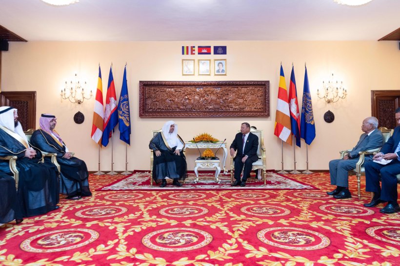 معالي الشيخ د. محمد العيسى يلتقي معالي رئيس مجلس الشيوخ الكمبودي السيد تشي سيم، وعدد من أعضاء المجلس