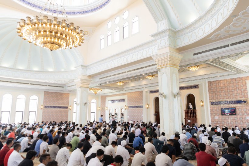 dr. Mohammad Alissa effectue le sermon du Vendredi dans la grande mosquée de la capitale Phnom Penh