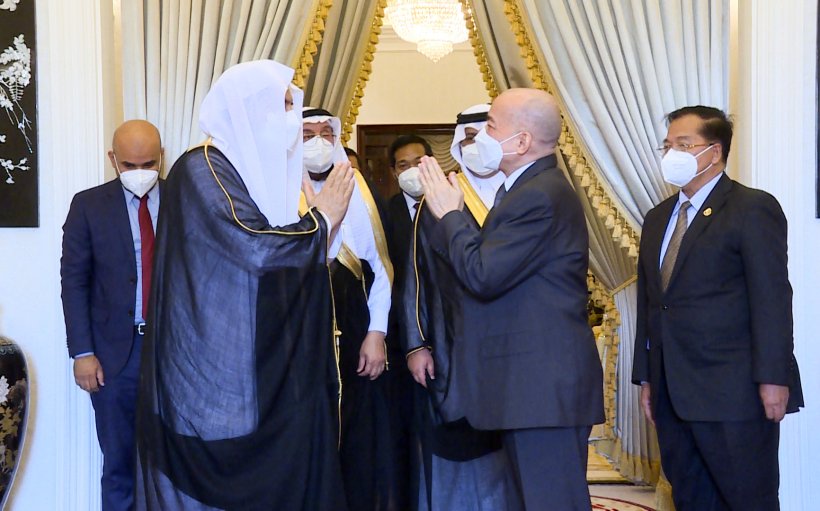 جلالة ملك كمبوديا نورودوم سيهاموني، يستقبل معالي الأمين العام الشيخ د. محمد العيسى‬⁩