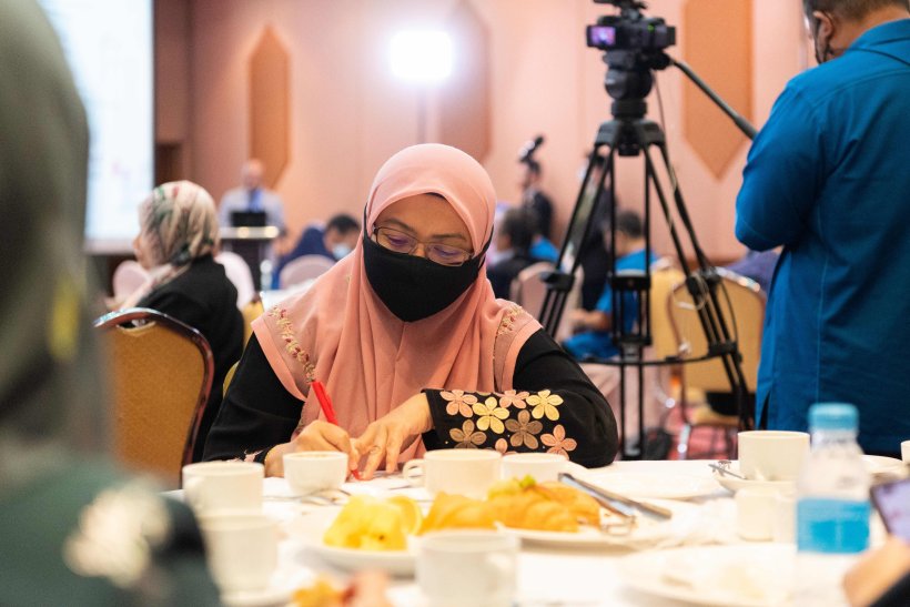 ڈاکٹر محمد العيسى جامعہ اسلامیہ ملائیشیا میں اعتدال اور بقائے باہمی اقدار پر لیکچر دیتے ہوئے،جس میں مشترکہ انسانی اقدار پر محمول اسلامی ماڈل کو پیش کیا