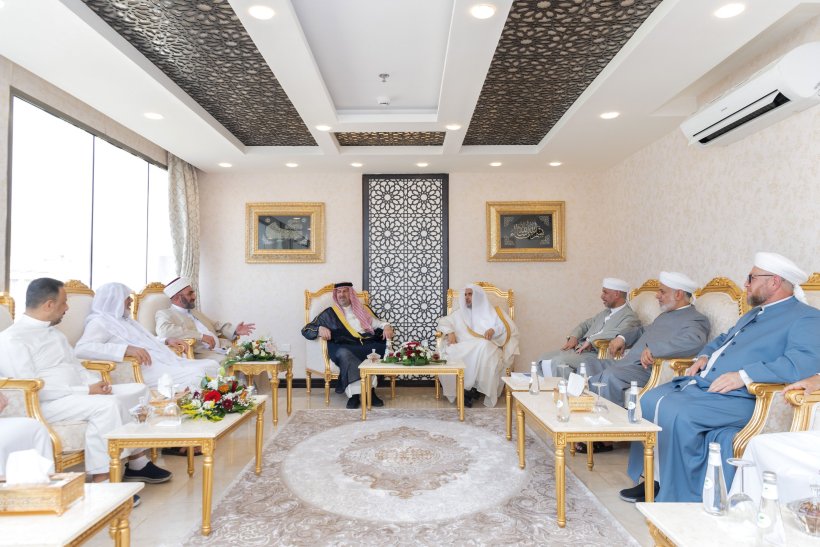 منى ميں رابطہ عالم اسلامی کے کیمپ میں: عزت مآب شیخ ڈاکٹر محمد العیسی نے عراقی سنی اوقاف کے کے سربراہ عبد الخالق العزاوی اور عراقی فقہ کونسل ارکان کا استقبال کیا