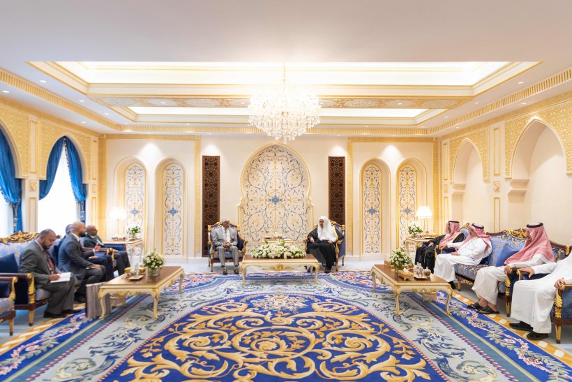 Le SG cheikh Mohammad Alissa, a reçu au siège de la LIM à La Mecque, l'envoyé spécial du président sri lankais, M. Naseer Ahamed