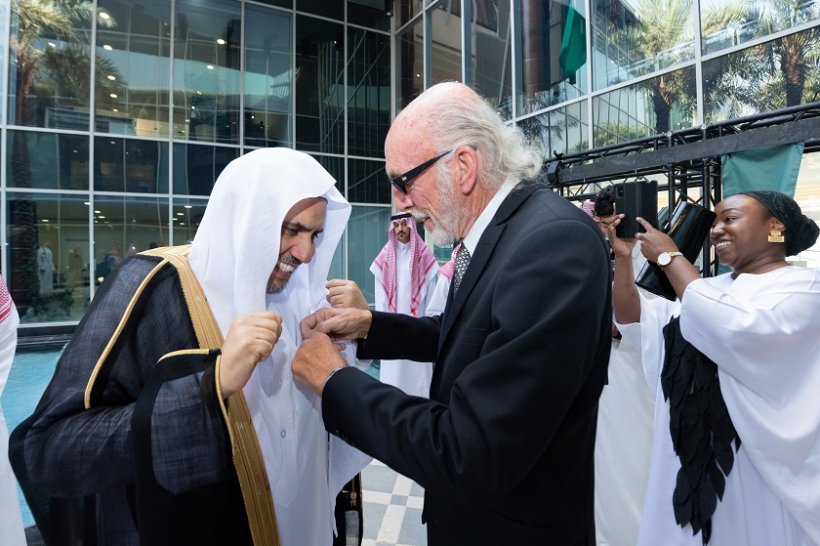 د. محمد العيسى: ديننا رسالة سلام ورحمة للعالمين، لا عنفَ في قيمنا، والمجازفات التي تَرفَع شعاراتٍ محسوبة في ظاهرها على الإسلام إنما تمثل نفسها