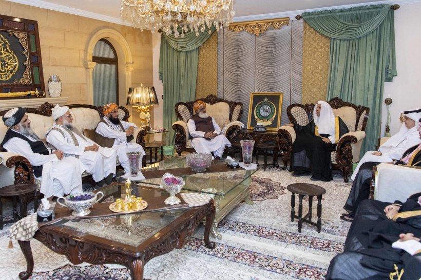 معالي الأمين العام الشيخ د.محمد العيسى يلتقي في إسلام أباد فضيلة الشيخ العلامة مولانا فضل الرحمن رئيس جمعية علماء الإسلام