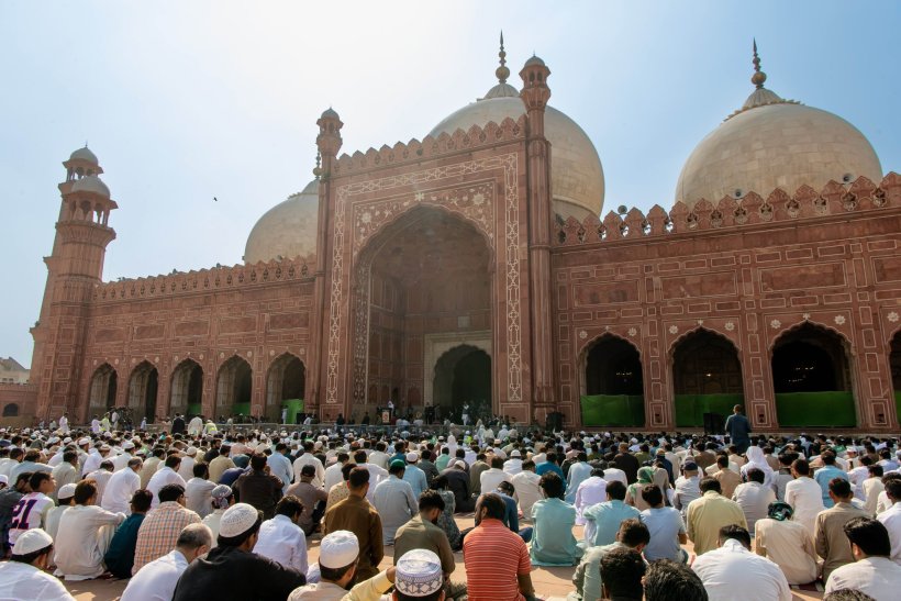 Dr. Al-Issa Delivers Friday Sermon at Badshahi Mosque