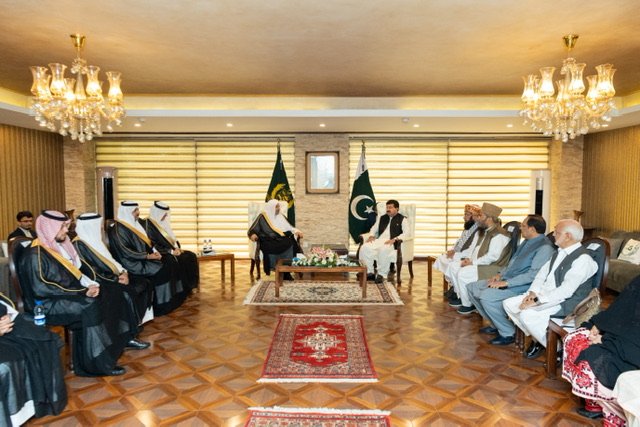 سیکرٹری جنرل ڈاکٹر محمد العیسی چیئرمین سینٹ پاکستان جناب محمد صادق سنجرانی سے ملاقات کررہے ہیں