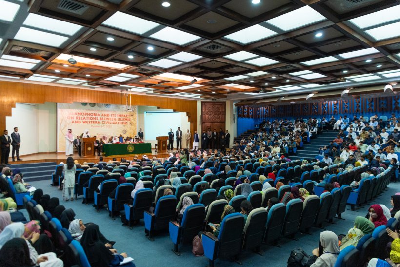 على شرف أمين عام رابطة العالم الإسلامي: باكستان تختتم مؤتمرها الدولي الأول حول "الإسلاموفوبيا".. وتستضيف أول لقاء لزعماء الأديان د. العيسى يلبي دعوة باكستان الرسمية