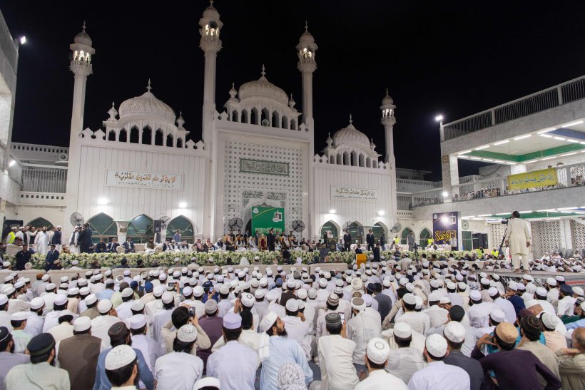 بحضور رئيس الجامعة، وحاكم إقليم البنجاب، والأكاديميين والطلاب: الأمين العام، رئيس هيئة علماء المسلمين، الشيخ د.محمد العيسى يحاضر في الجامعة الأشرفية بلاهور.