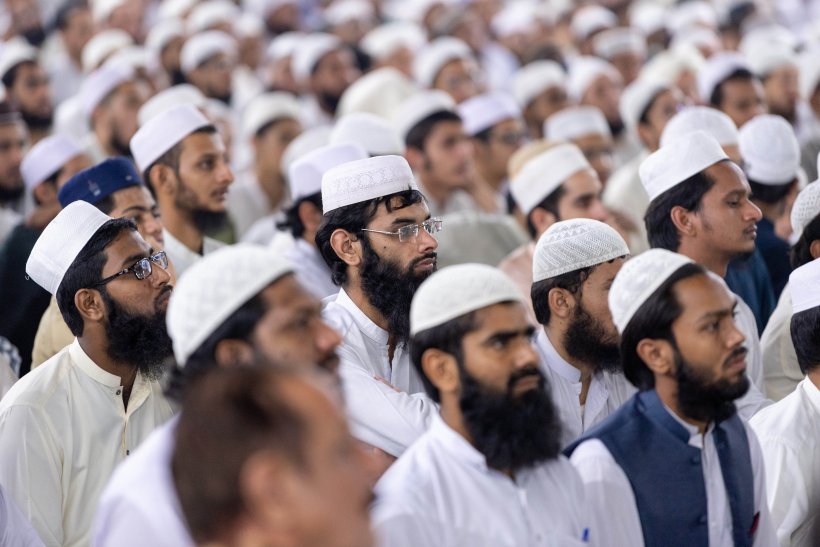 جامعہ کے مہتمم،گورنر پنجاب اور ماہرین تعلیم وطلبہ کی موجودگی میں: سیکرٹری جنرل اور چیئرمین مسلم علماء کونسل عزت مآب شیخ ڈاکٹر ‫محمد العیسی‬ جامعہ اشرفیہ لاہور میں لیکچر دے رہے ہیں۔