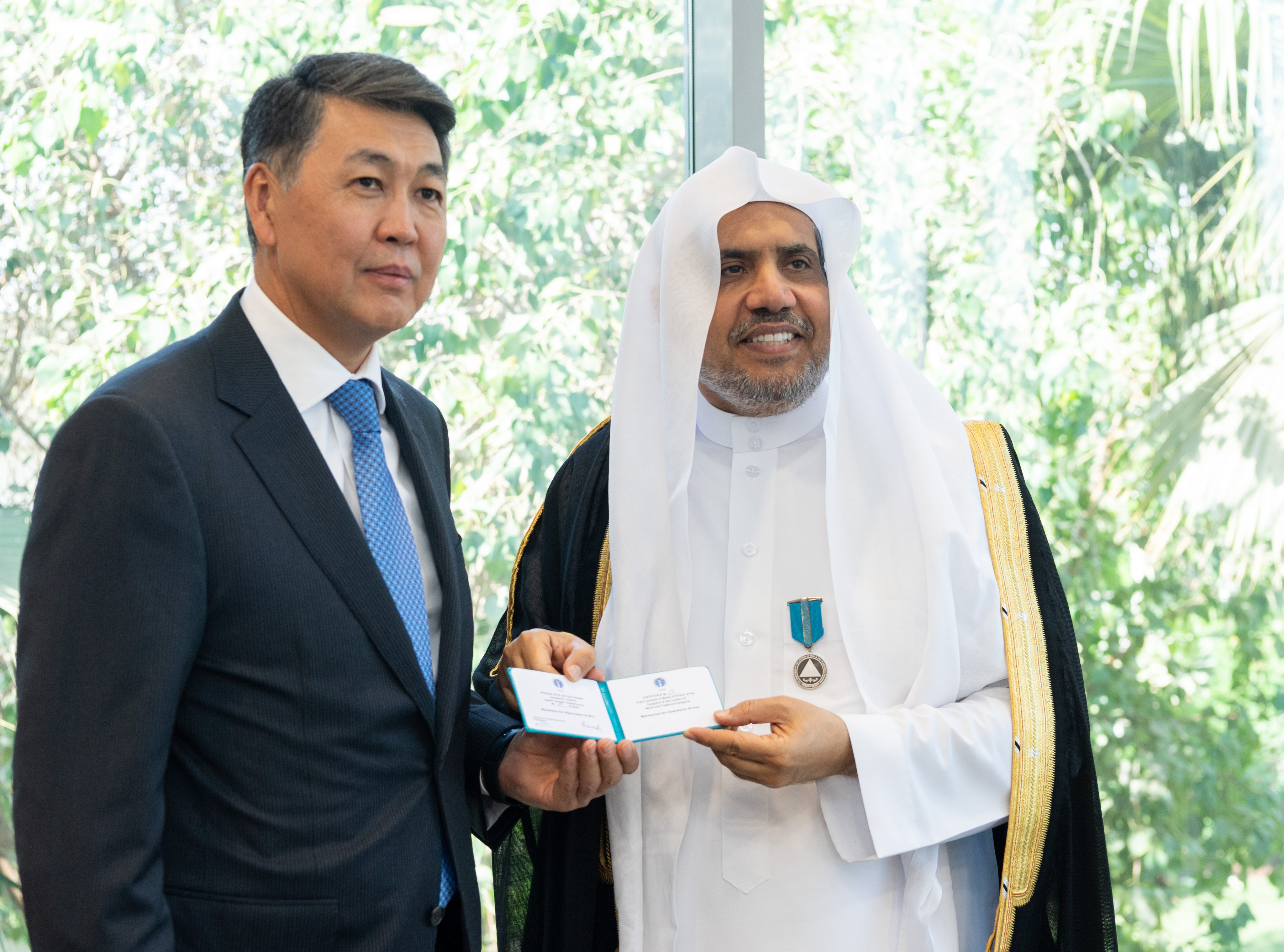 L’Ambassadeur du Kazakhstan en au Royaume d’Arabie remet à MohammadAlissa la Médaille d'honneur de la Conférence des responsables religieux pour ses