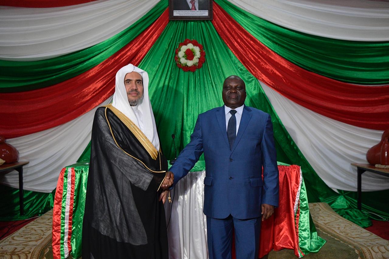 معالي الدكتور العيسى خلال إجرائه محادثات مع رئيس بوروندي بيير نكورونزيزا