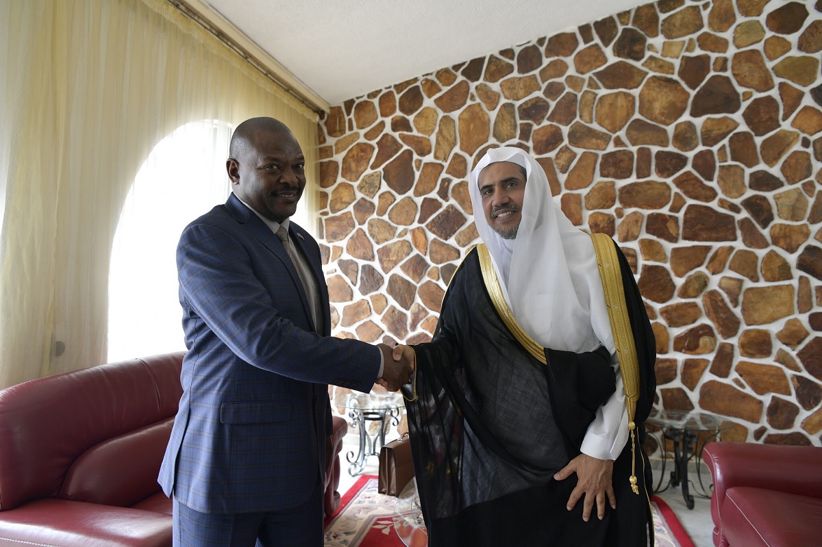 معالي الدكتور العيسى خلال إجرائه محادثات مع رئيس بوروندي بيير نكورونزيزا