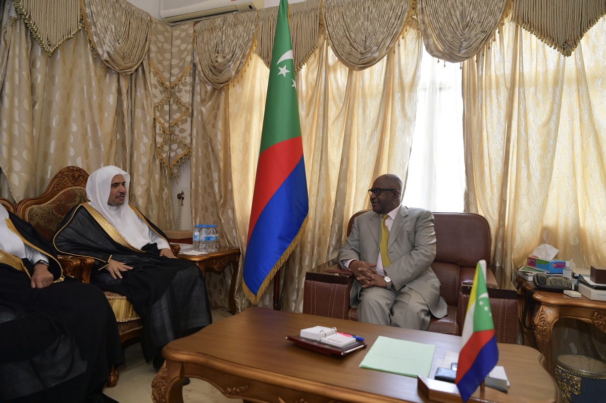 رئيس جزر القمر عثمان غزالي مستقبلاً معالي الدكتور العيسى