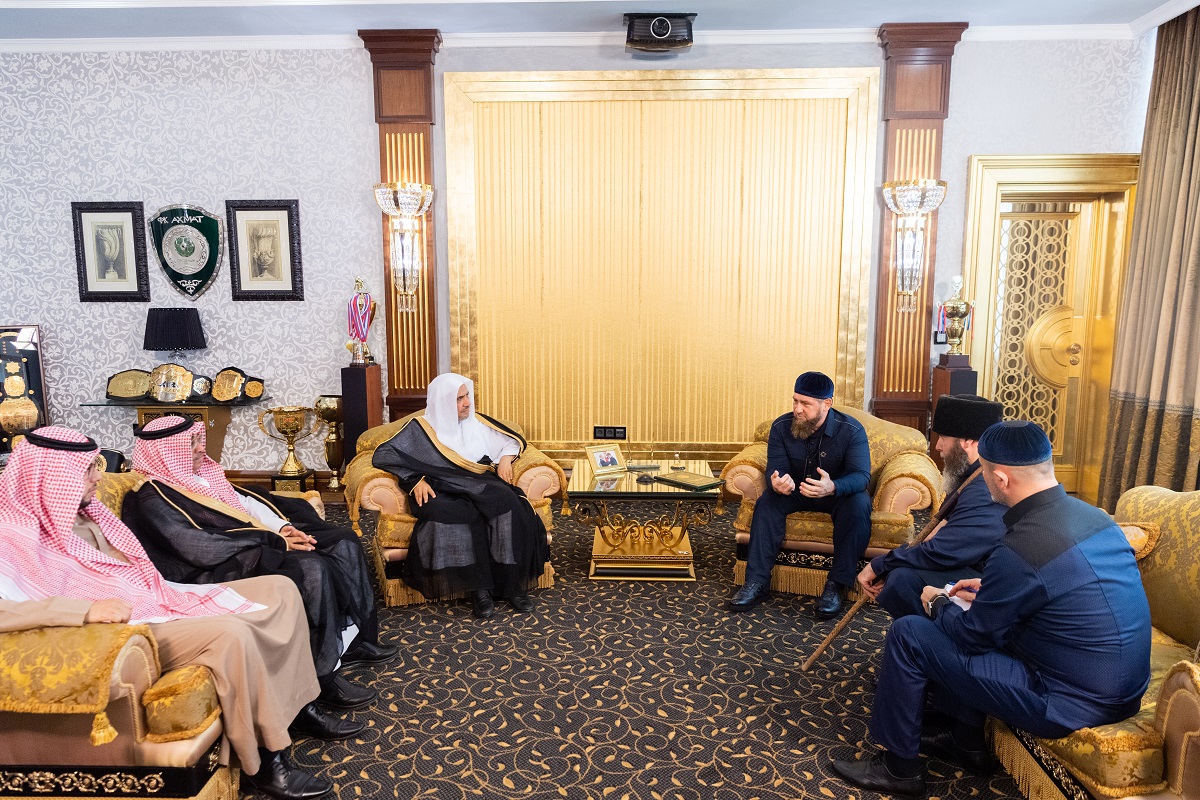 الرئيس الشيشاني مستقبلاً معالي الدكتور العيسى في منزله