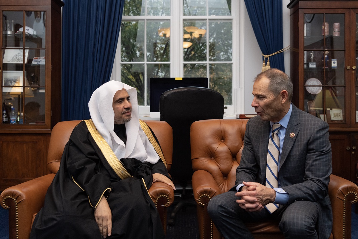 معالي الدكتور العيسى عند لقائه بعضو الكونغرس الامريكي عن ولاية يوتا السيناتور جون كورتوس