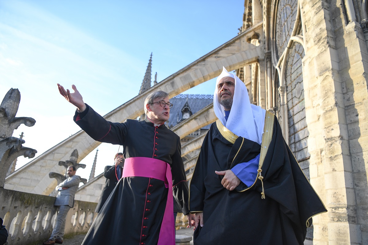 معالي الدكتور العيسى خلال جولته في كنسية نوتردام بفرنسا