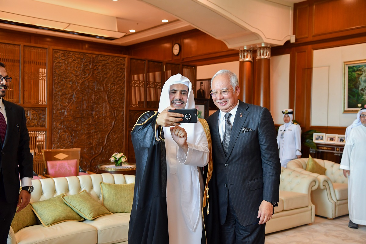 معالي الدكتورالعيسى في صورة مرحة مع رئيس وزراء ماليزيا نجيب عبدالرازق